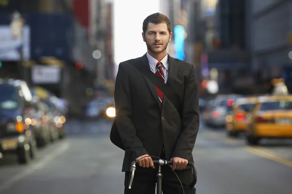 Man standing by bicycle — Stock Photo, Image