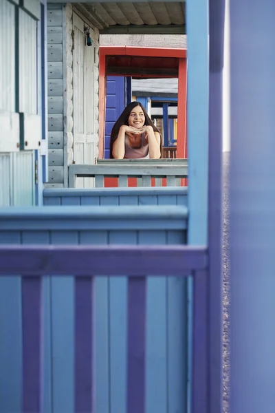 Kobieta na balustrady — Zdjęcie stockowe