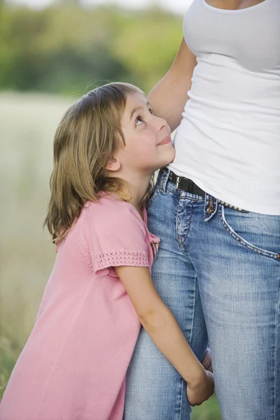 Mädchen umarmt ihre Mutter — Stockfoto