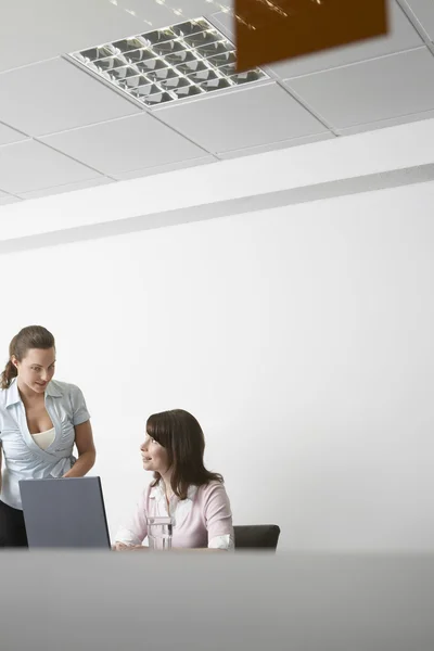 Kvinnor diskuterar i office — Stockfoto