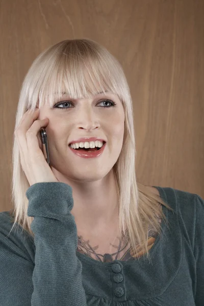 Mulher falando no telefone móvel — Fotografia de Stock