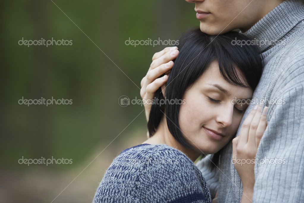 Mujer acostada cabeza en el pecho del hombre 2023