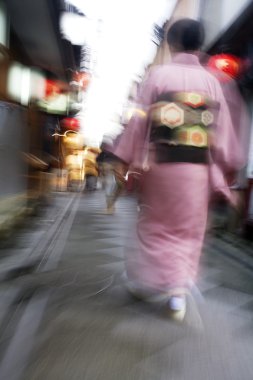 kadın giyiyor kimono