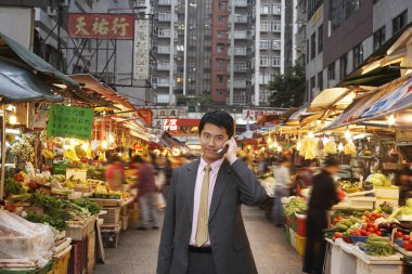 İş adamı cep telefonuyla konuşuyor.