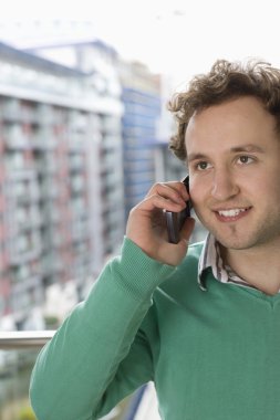 Cep telefonu kullanan adam