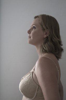 Yukarı Bakan Kadın