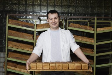 Taze ekmek taşıyan Baker
