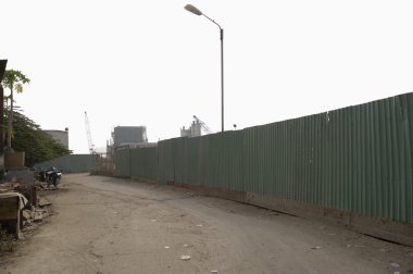 Oluklu çelik çit