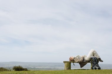 Bir bankta yatan kadın