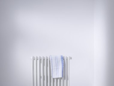 Bulaşık bezi radyatör üzerinde