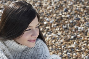 Sahilde oturan kadın