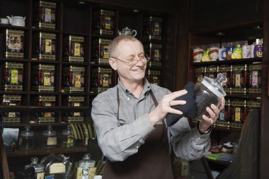 Çay dükkanı sahibi 