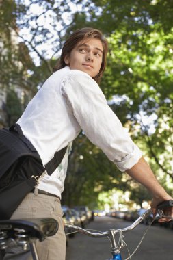 Bisiklete binen adam