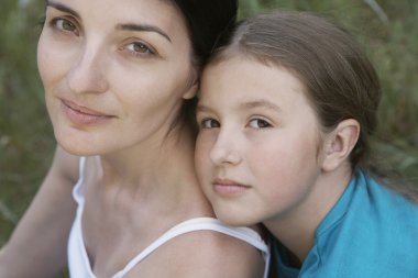 kız annesi kucaklayan