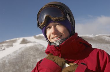 gülümseyen snowboarder
