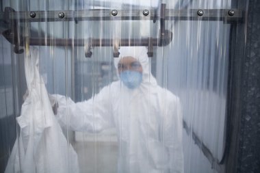 kadın işçi koruyucu maske