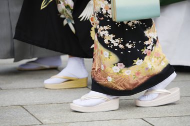 Japon kadınları geleneksel elbiseler içinde yürüyüş