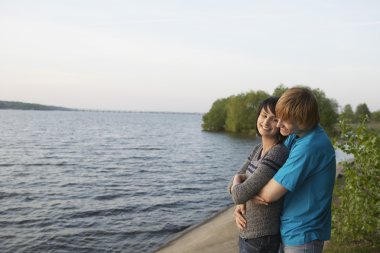 Lakeshore üzerinde sarılma Çift