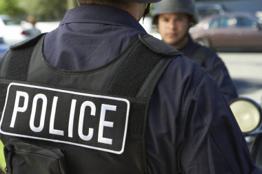 Kurşun geçirmez yelek açık havada polis memuru