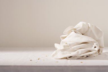 Bulaşık bezi ve masadaki kırıntıları