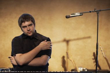 Müzisyen mikrofon ve klavye