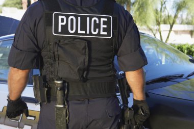 Polis memuru açık havada
