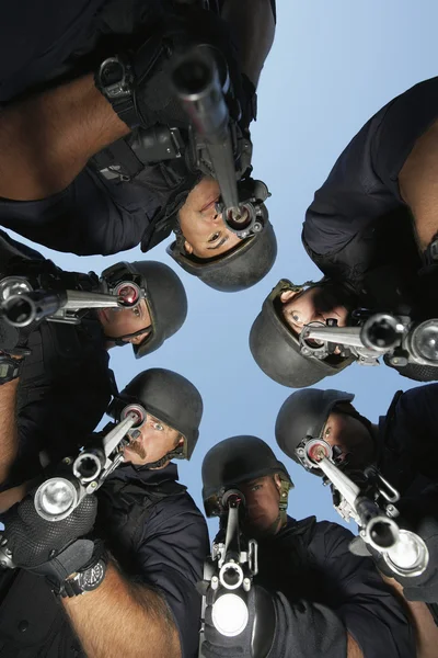 Agentes de Swat de pé em círculo — Fotografia de Stock