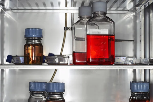 Бутылки и контейнеры в лаборатории — стоковое фото