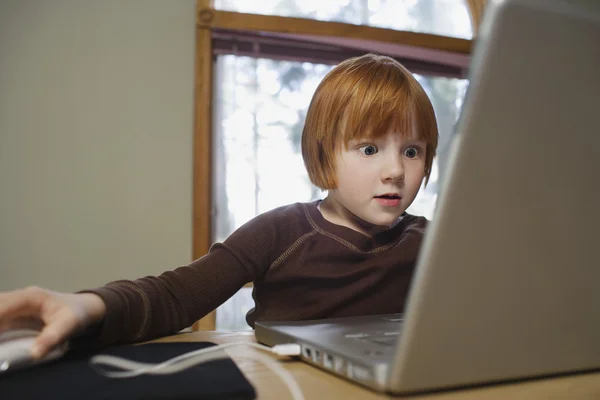 Liten flicka med bärbar dator — Stockfoto