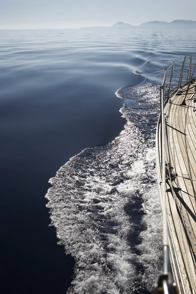 Loď na vodě — Stock fotografie