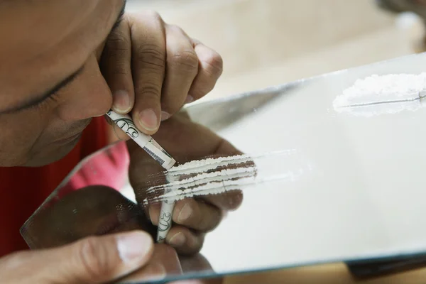 Man snorting lines of cocaine — Stock Photo, Image