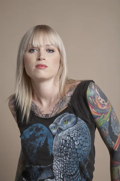 Getatoeëerd vrouw poseren — Stockfoto