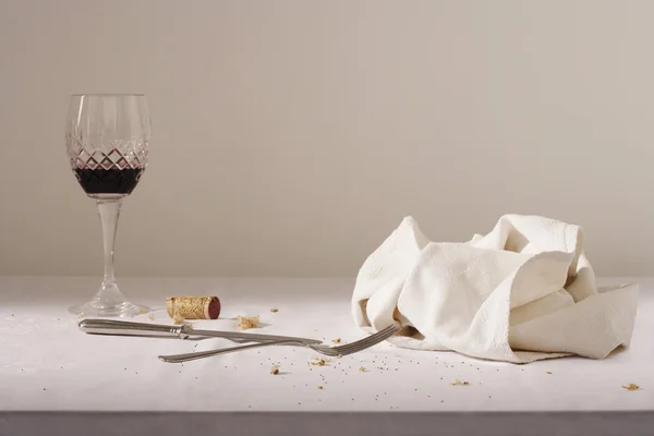 Şarap kadehi, çatal bıçak takımı, Bulaşık bezi — Stok fotoğraf