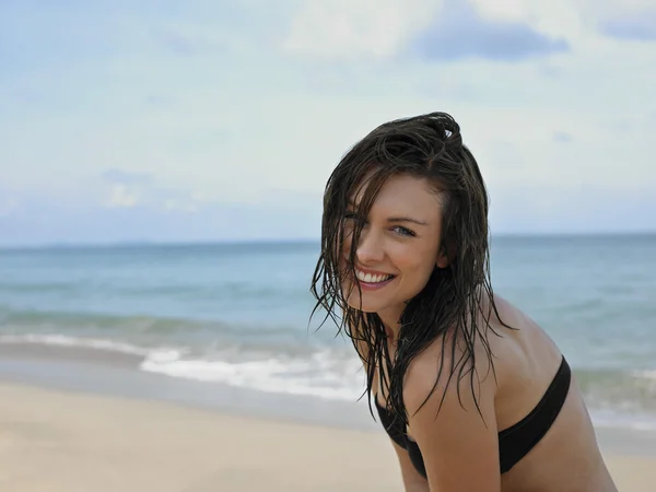 Mujer en la playa — Foto de Stock