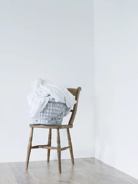 Cesta de lavanderia na cadeira — Fotografia de Stock