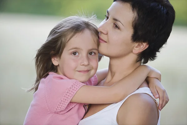 Mujer sosteniendo pequeña niña — Foto de Stock