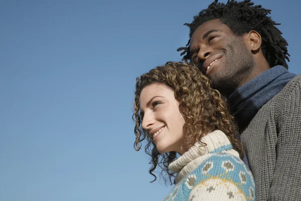 Pareja sonriendo contra el cielo —  Fotos de Stock