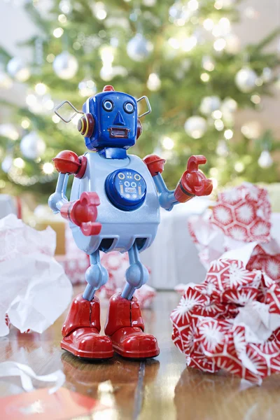 Leksak robot över julgran — Stockfoto