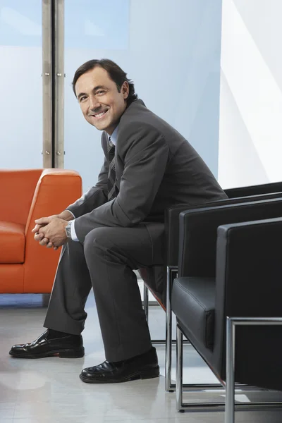 Affärsman som sitter i stol — Stockfoto