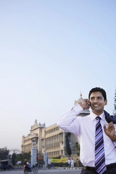 Uomo d'affari utilizzando il telefono cellulare — Foto Stock