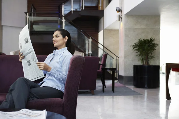 Mujer de negocios leyendo periódico — Foto de Stock