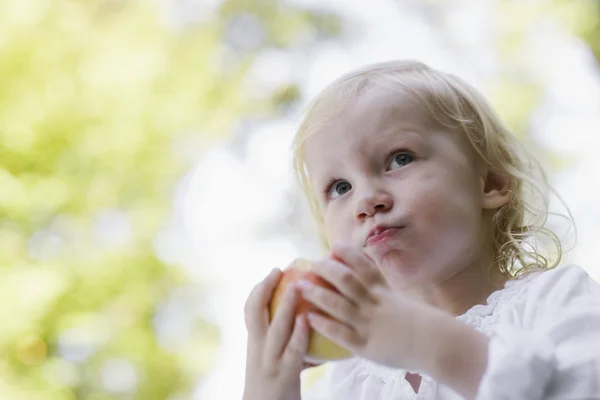 Mädchen isst Apfel — Stockfoto