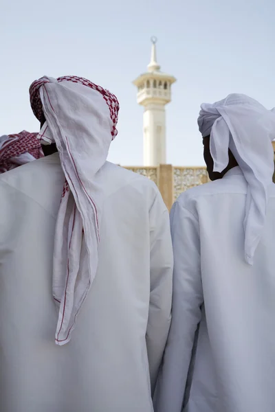 Les hommes musulmans traditionnellement habillés interprètent une chanson — Photo