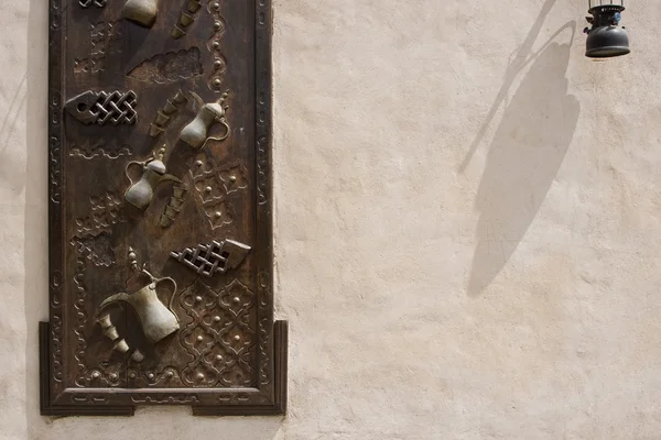 Ahşap kapılar ornately dekore — Stok fotoğraf