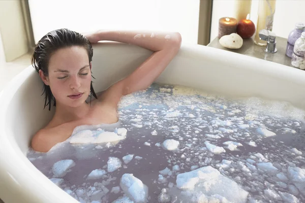 Frau badet — Stockfoto