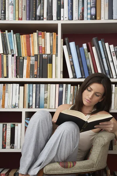 Jonge vrouw lezen — Stockfoto