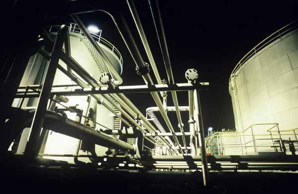 Tanques y tuberías de almacenamiento — Foto de Stock