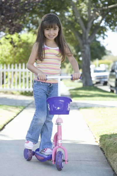 Scooter üzerinde kız — Stok fotoğraf