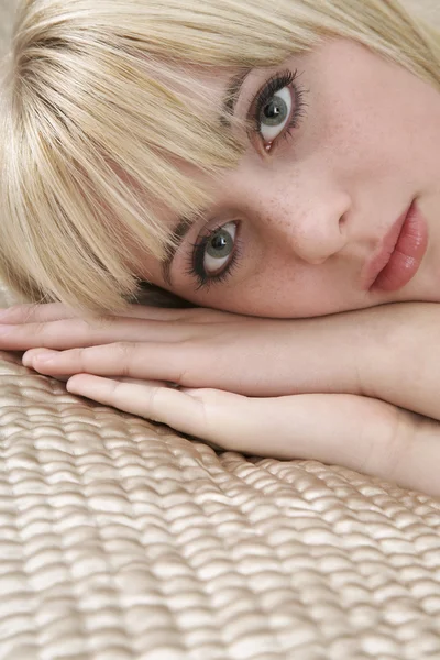 Girl lying on bed — Stock Photo, Image