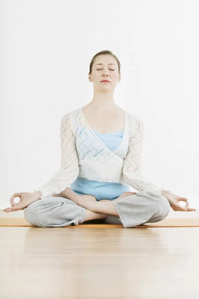 Girl performing yoga — Stock Photo, Image